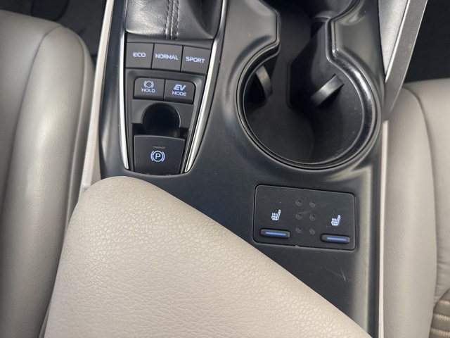 2019 Toyota Camry Hybrid SE photo 15