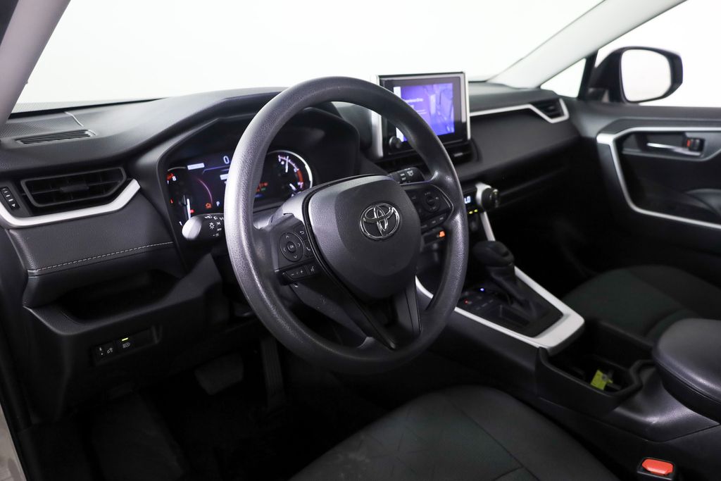 2024 Toyota RAV4 XLE photo 3