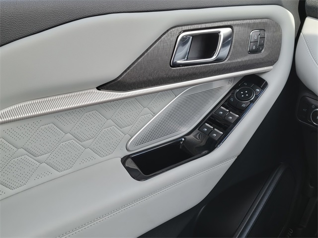 2025 Ford Explorer Platinum photo 31