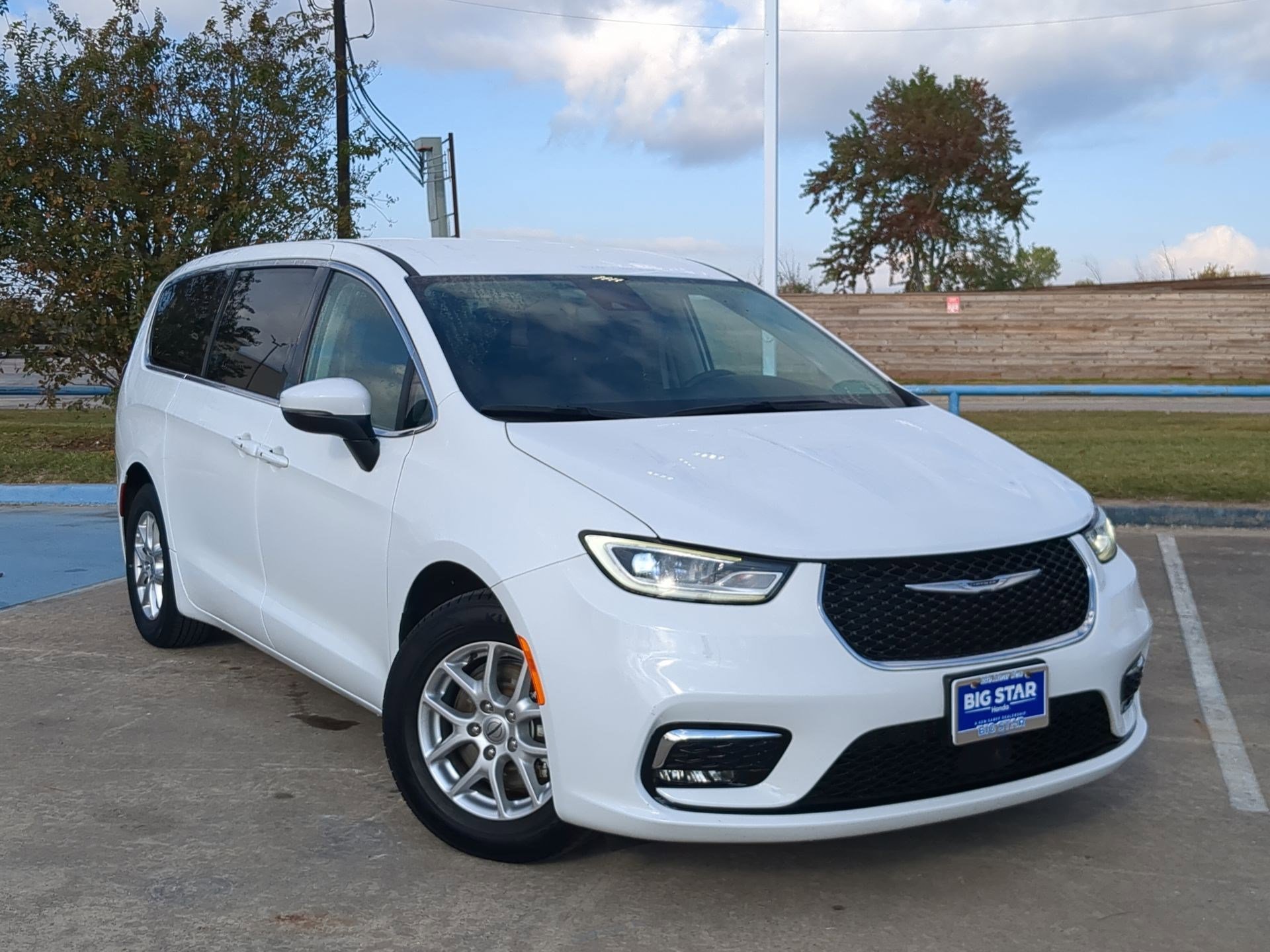 2023 Chrysler Pacifica Touring L's photo