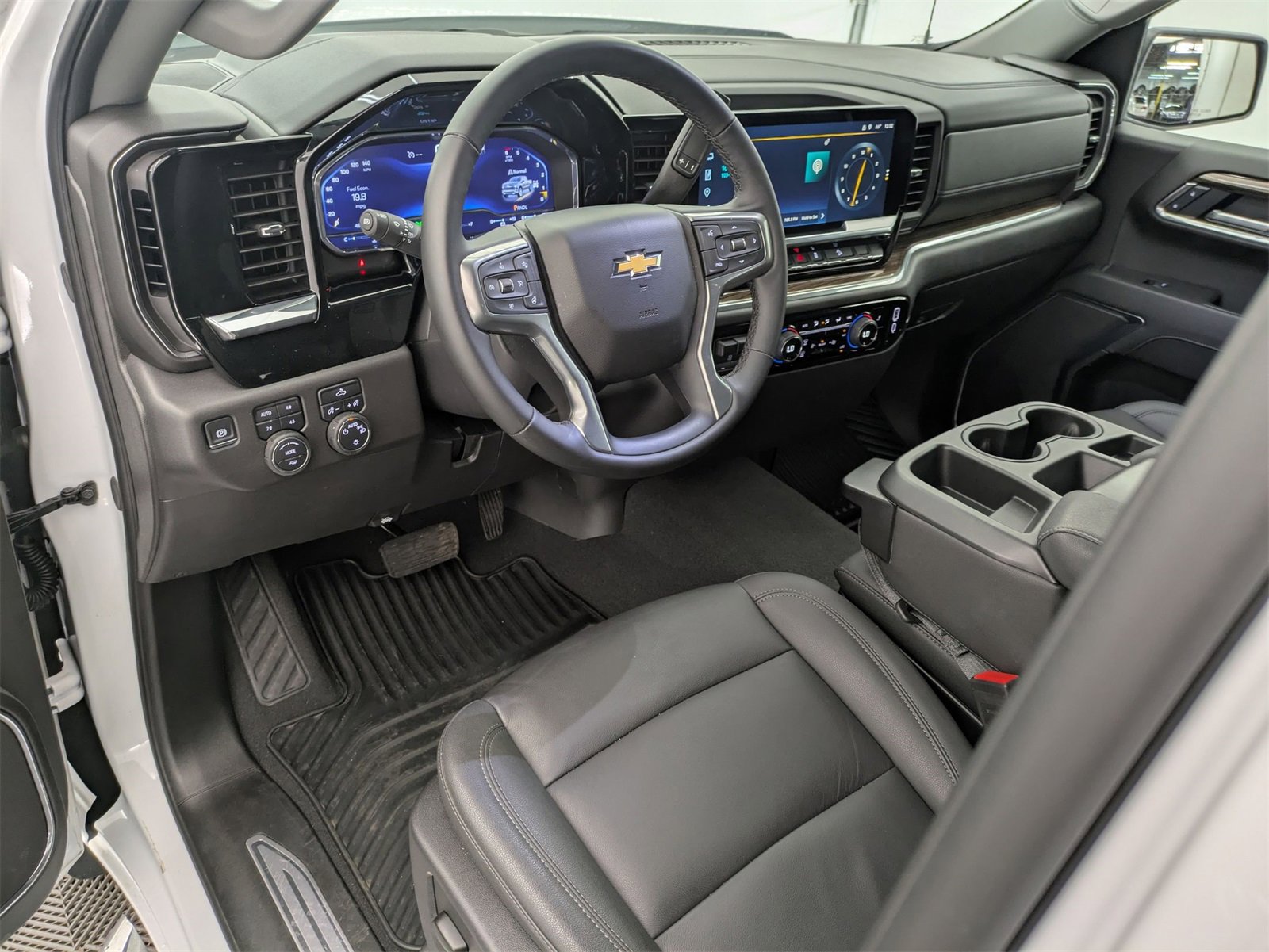 2025 Chevrolet Silverado 1500 LT photo 2