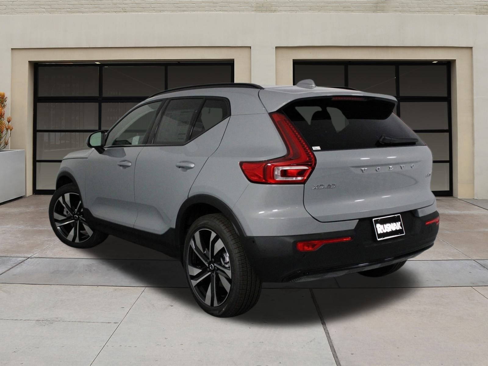 2025 Volvo XC40 Plus photo 3