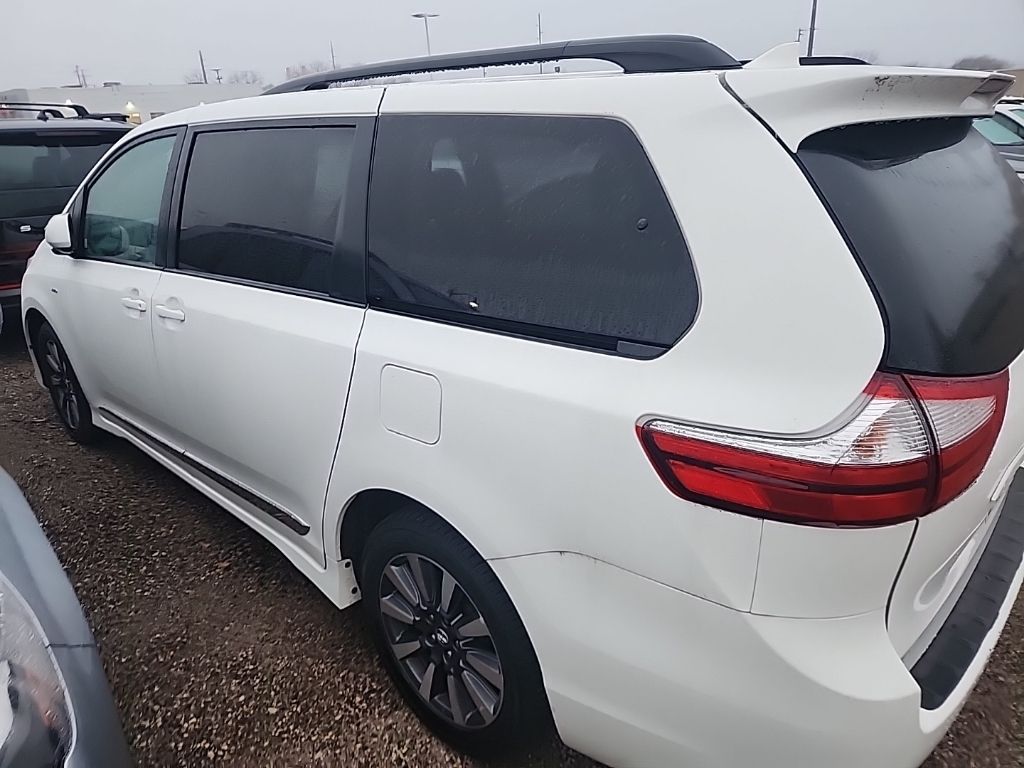 2019 Toyota Sienna LE photo 4