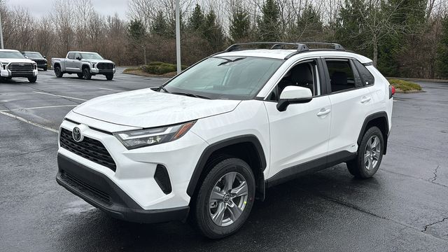 2025 Toyota RAV4 XLE's photo