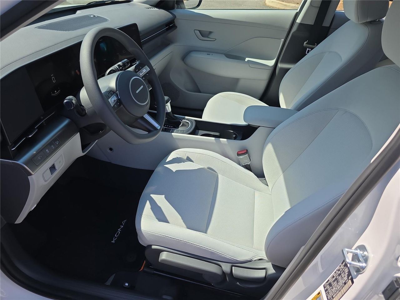 2026 Hyundai Kona SE photo 3
