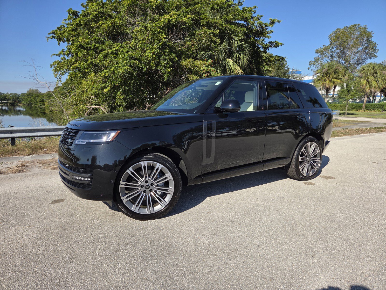 2025 Land Rover Range Rover SE