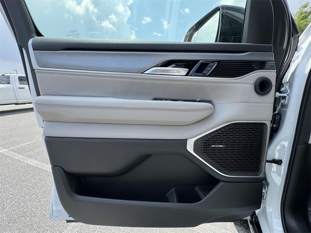 2025 Jeep Wagoneer Daytona R/T photo 25