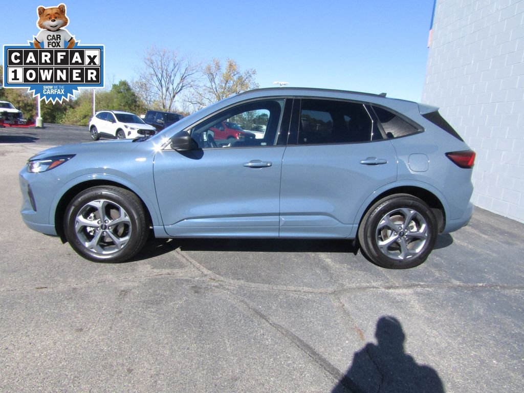 2023 Ford Escape ST-Line photo 2