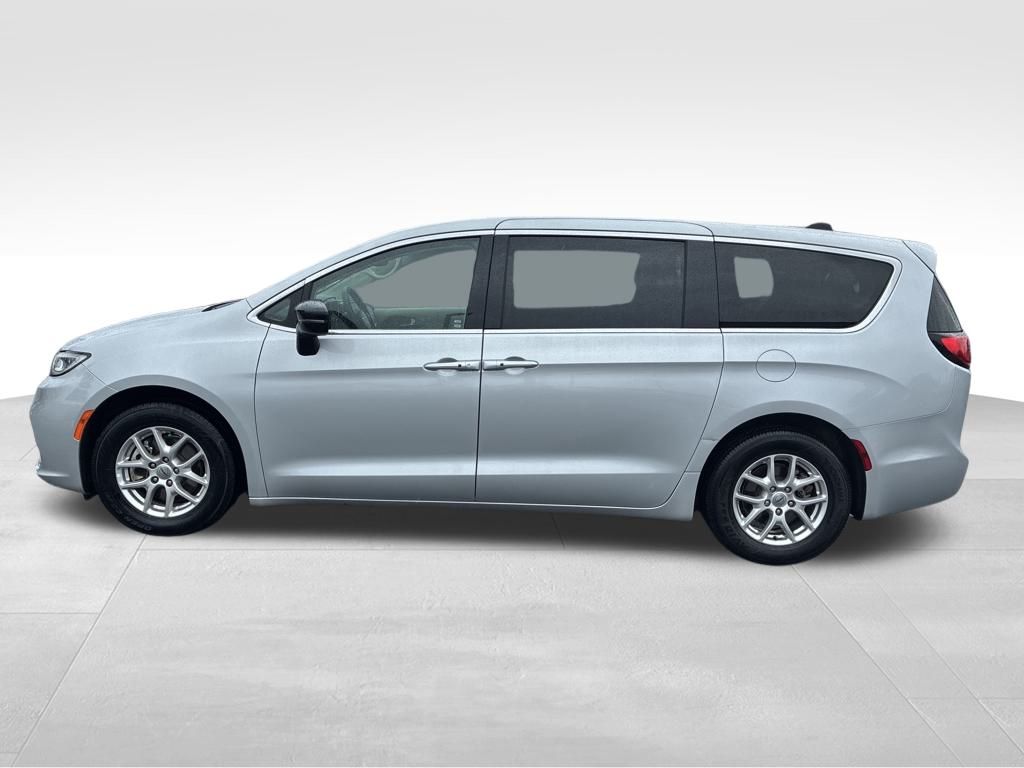 2024 Chrysler Pacifica Touring L photo 2