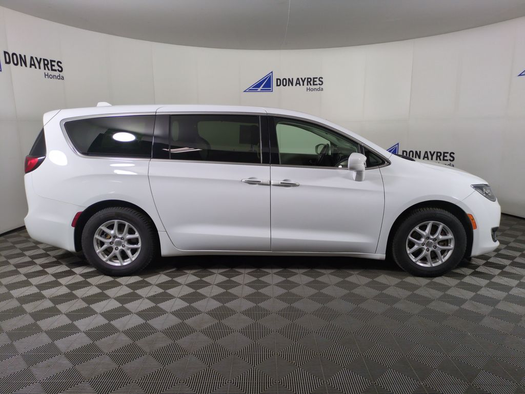 2020 Chrysler Pacifica Touring photo 6
