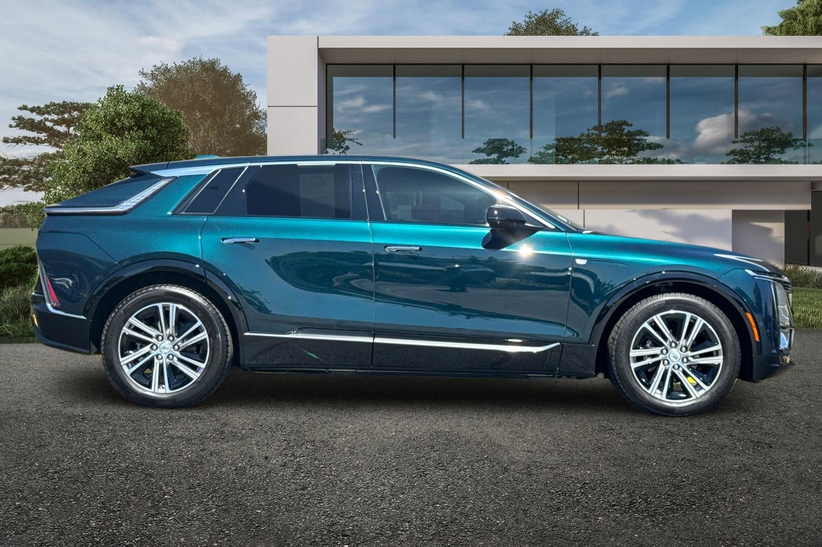 2025 Cadillac Lyriq Luxury photo 2
