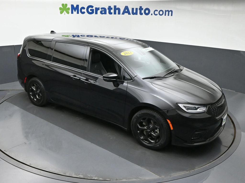 2023 Chrysler Pacifica Hybrid Limited photo 2