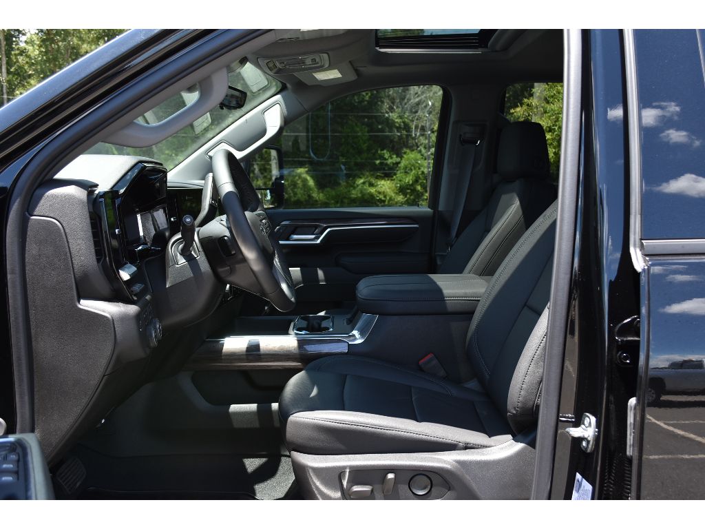 2025 Chevrolet Silverado 2500HD LTZ photo 11