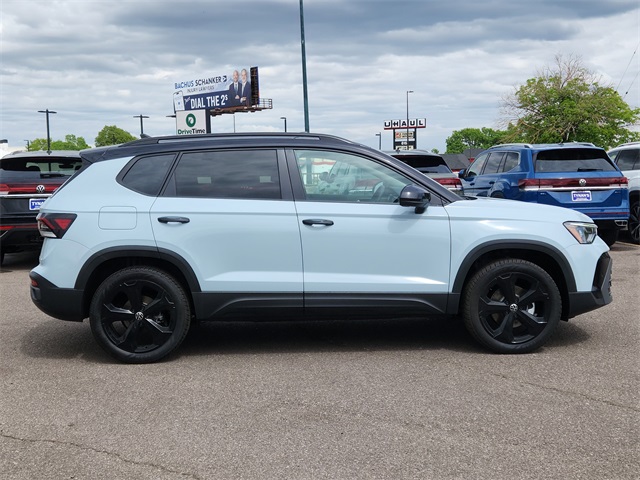 2025 Volkswagen Taos SE photo 2