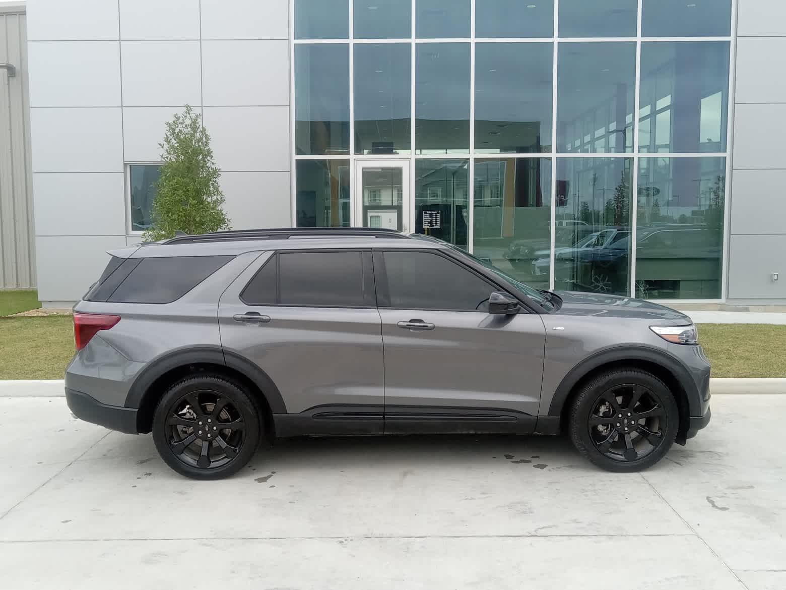 2023 Ford Explorer ST-LINE's photo