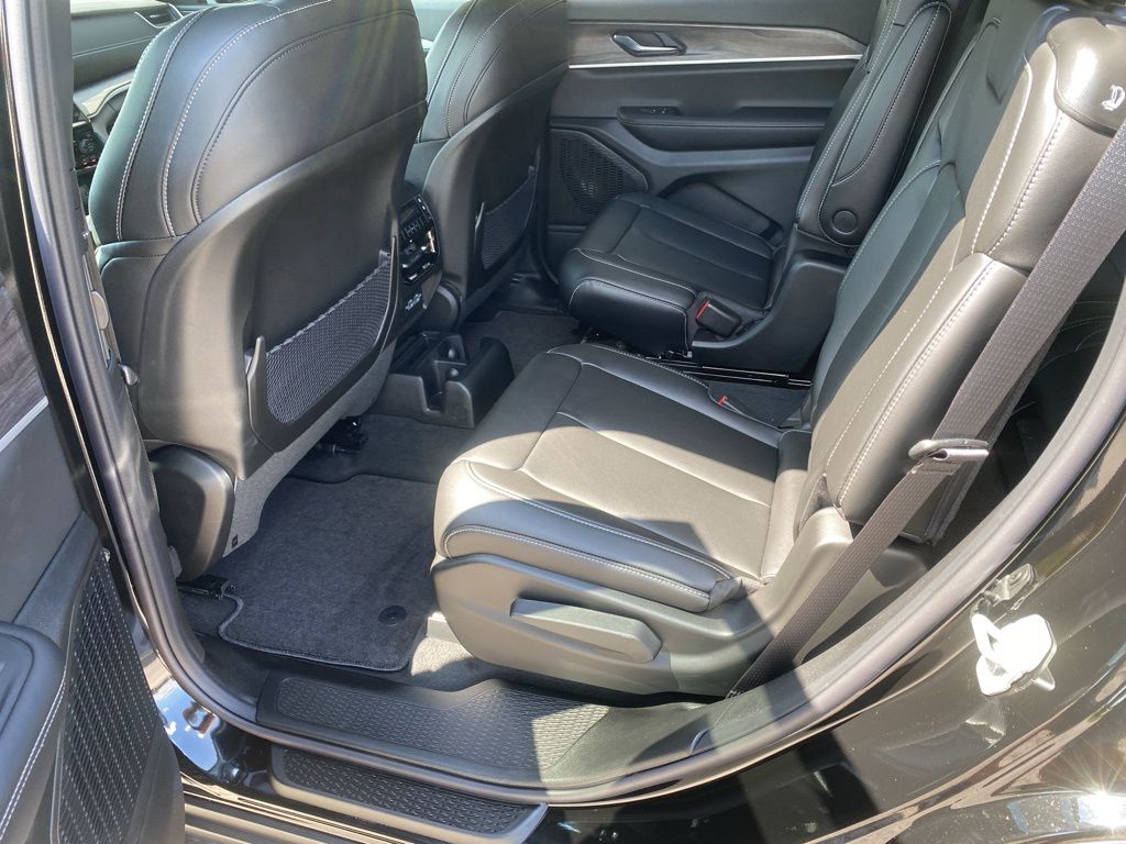 2025 Jeep Grand Cherokee Limited photo 17