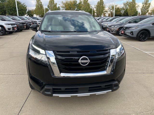 2023 Nissan Pathfinder SL photo 2