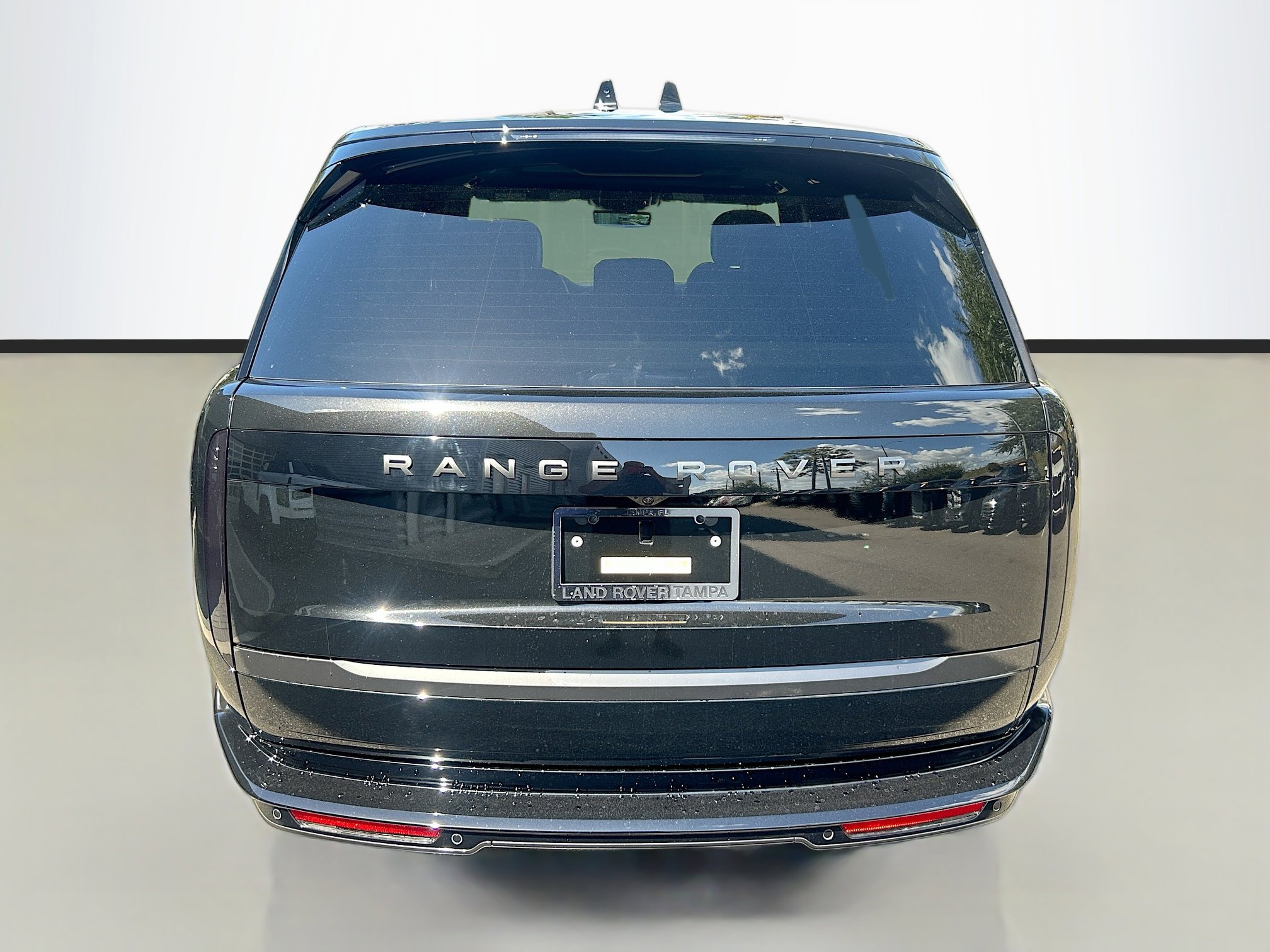 2025 Land Rover Range Rover SE photo 3