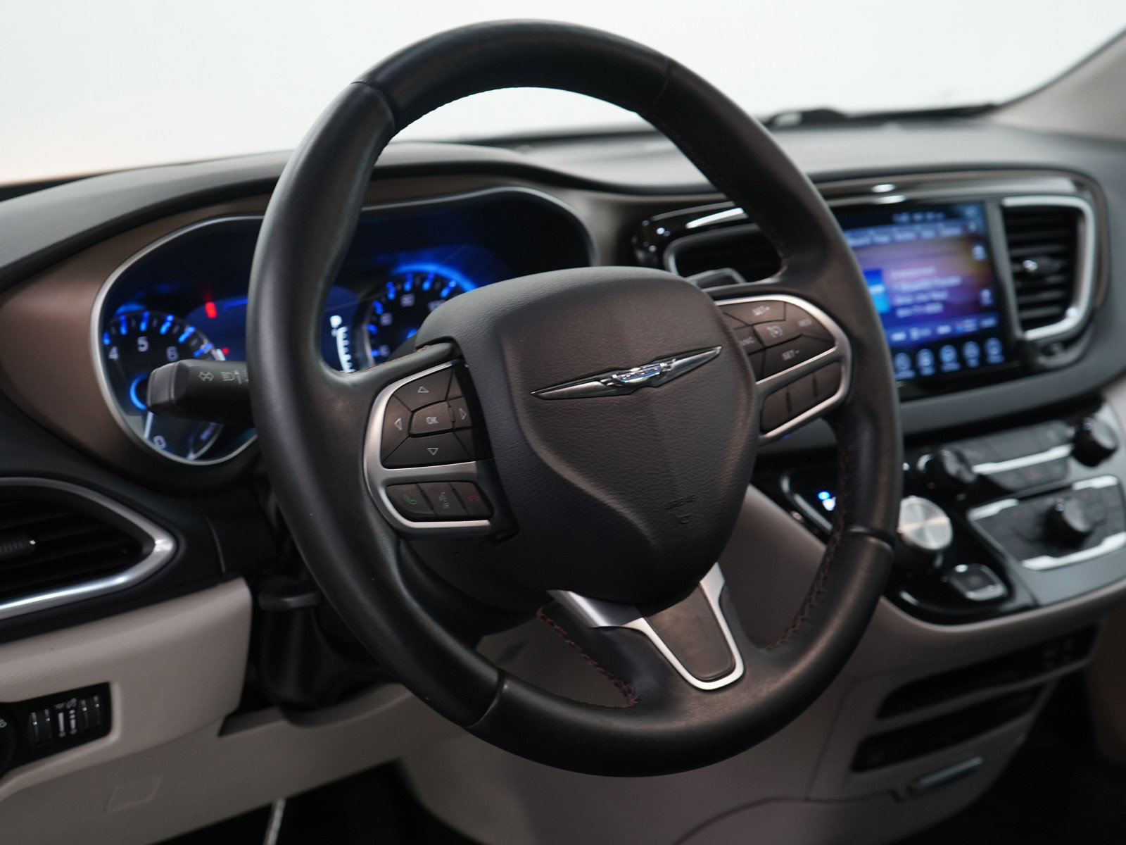 2017 Chrysler Pacifica Touring Plus photo 21