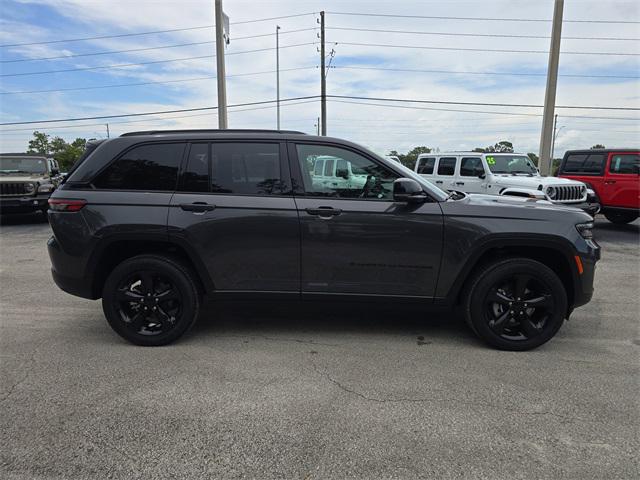 2025 Jeep Grand Cherokee Altitude photo 4
