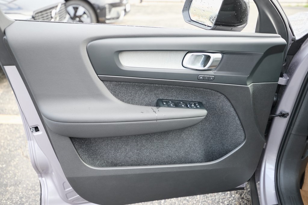 2026 VOLVO XC40 - Image 9