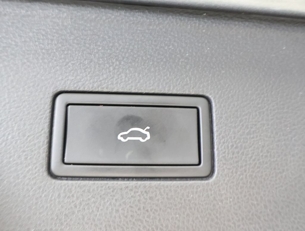 2024 Volkswagen Atlas SE Technology photo 18