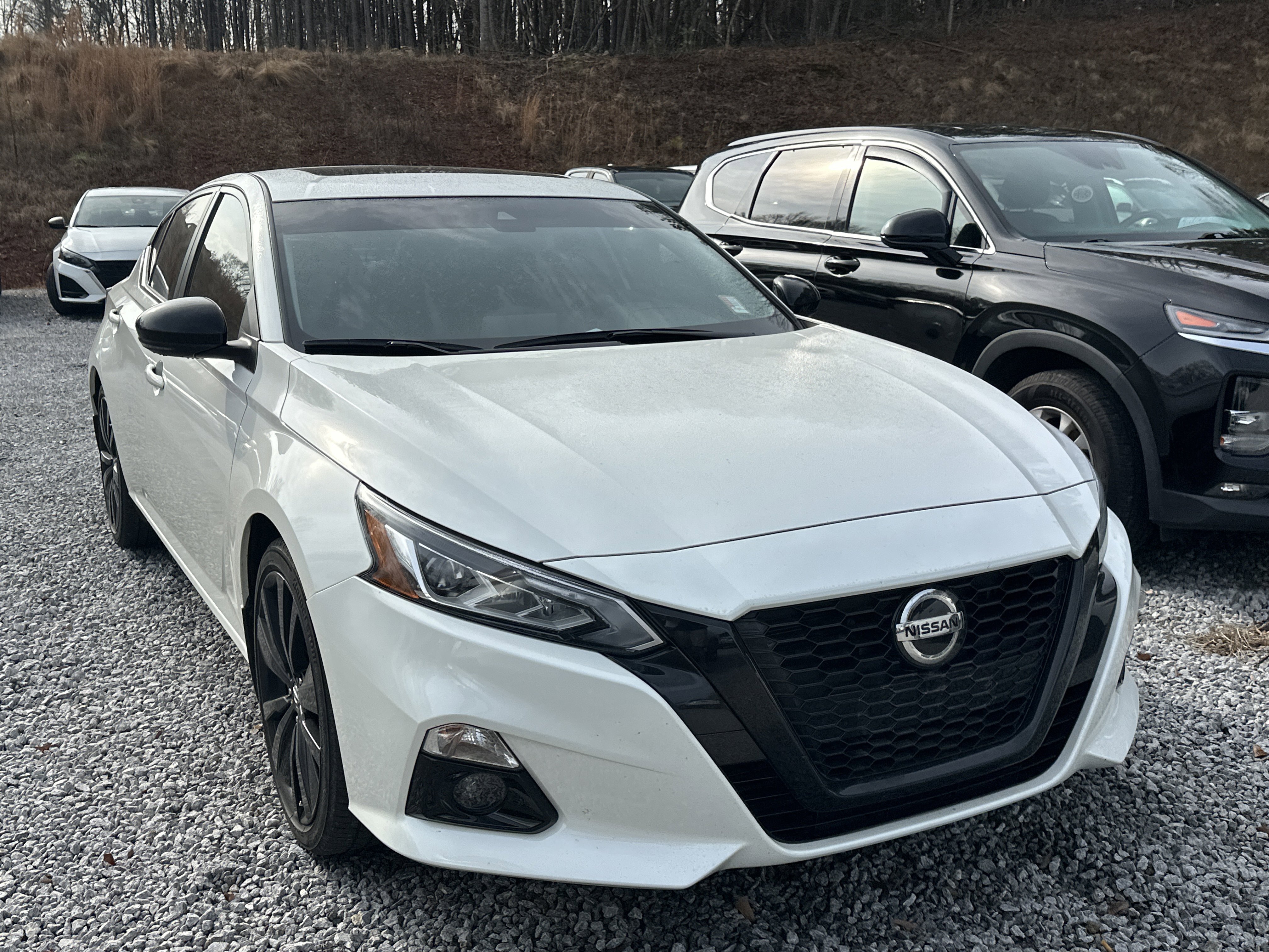 2022 Nissan Altima SR's photo