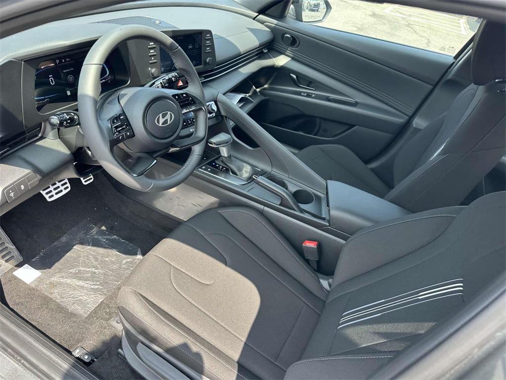 2025 Hyundai Elantra SEL Sport photo 2