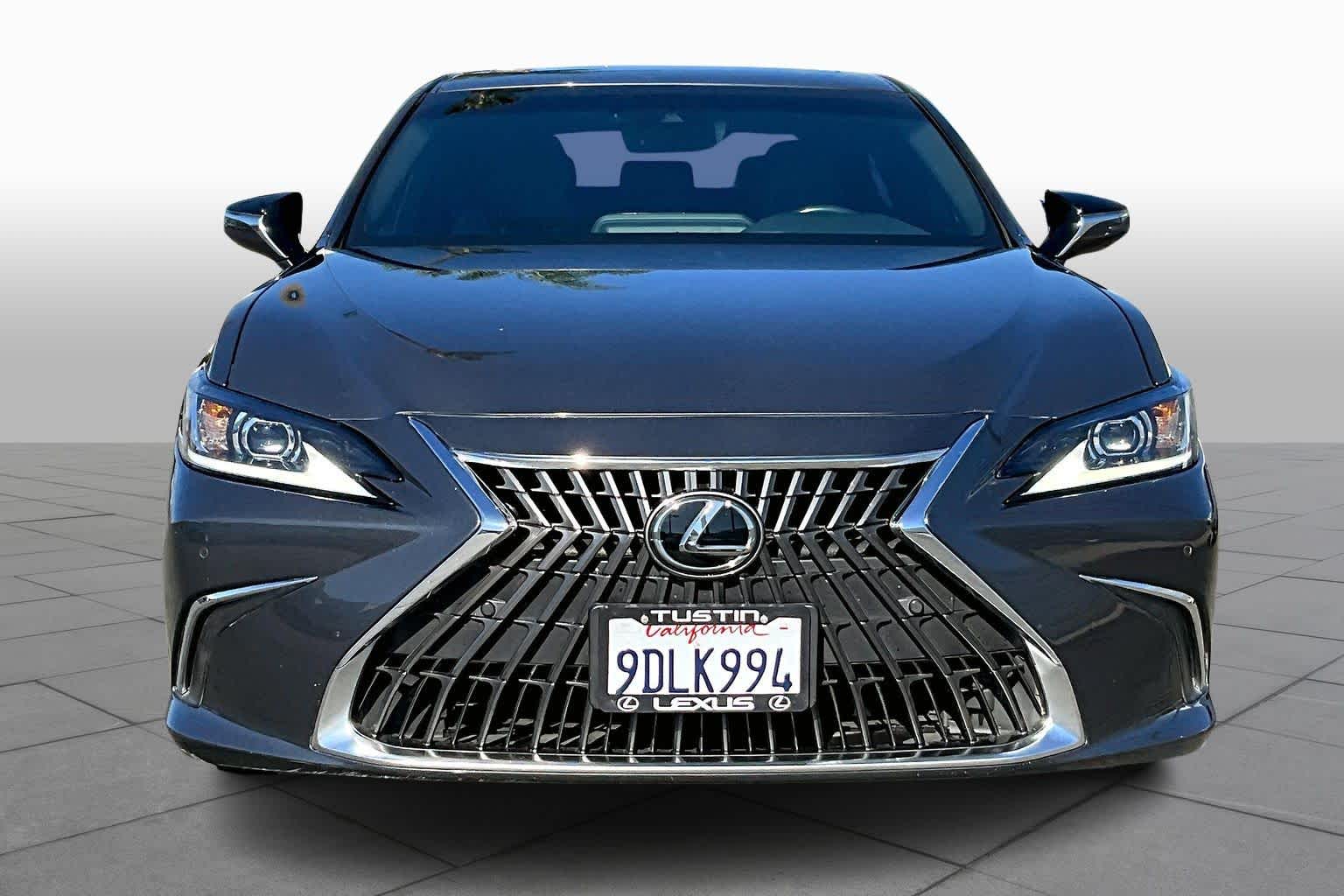 2023 Lexus ES 300h photo 3
