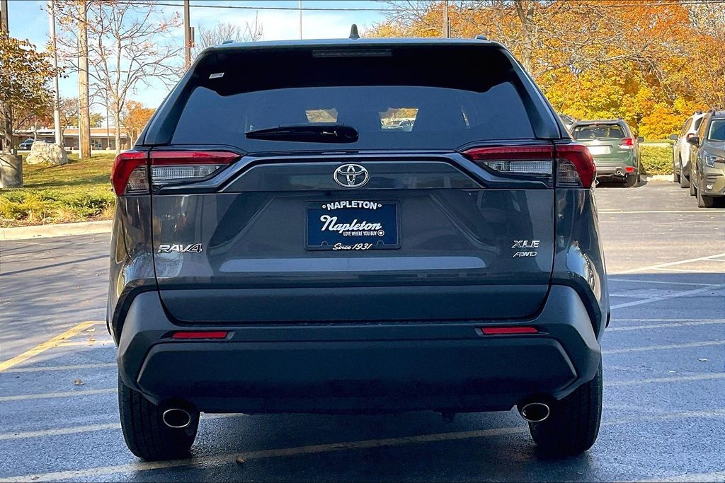 2021 Toyota RAV4 XLE photo 2