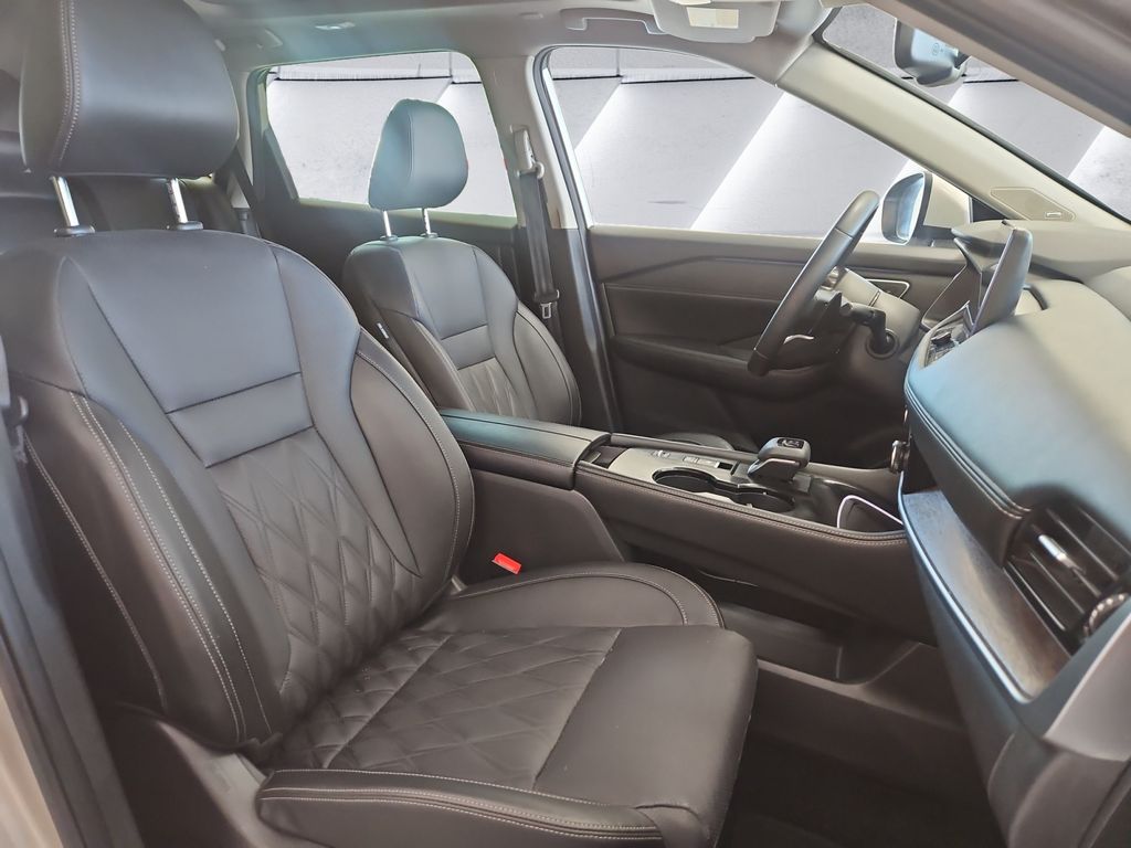 2024 Nissan Rogue Platinum photo 14