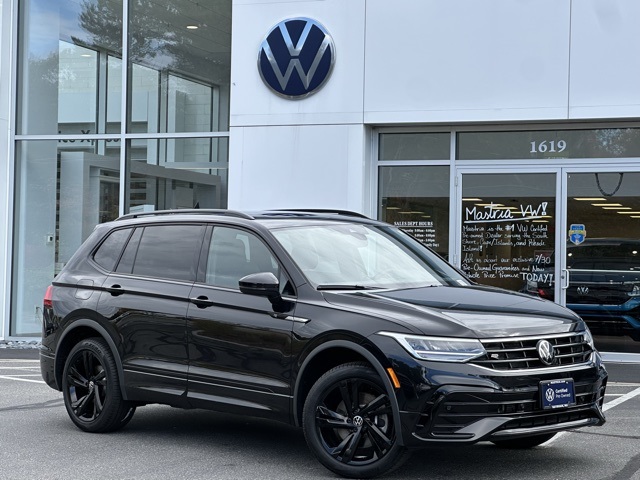 2024 Volkswagen Tiguan SE R-LINE BLACK's photo