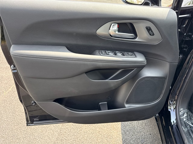 2025 Chrysler Pacifica photo 10