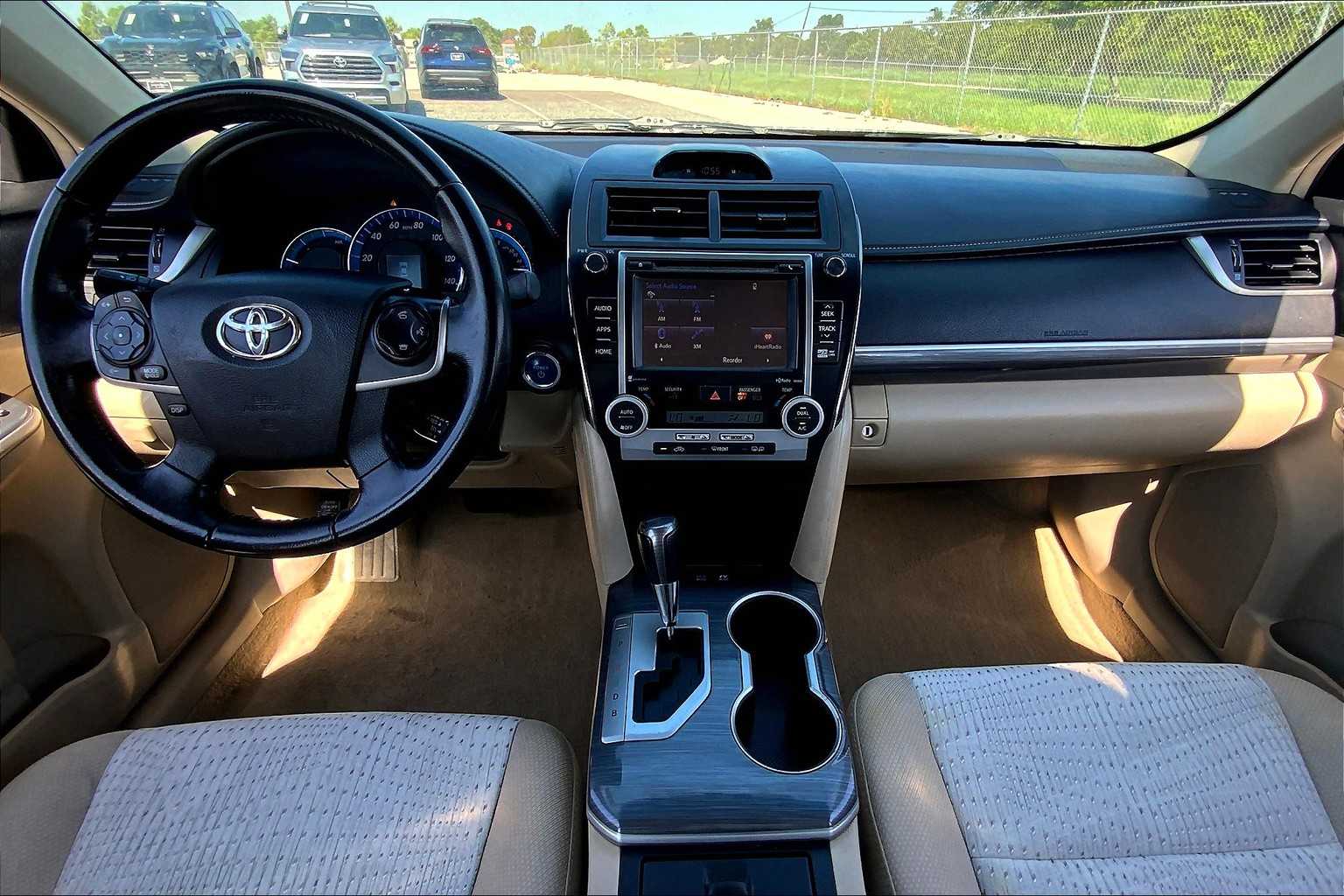 2014 Toyota Camry Hybrid XLE photo 13