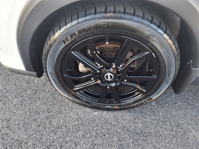 2023 Nissan Kicks SR photo 4