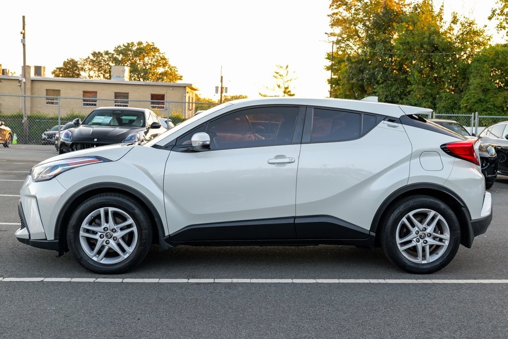 2020 Toyota C-HR LE photo 4
