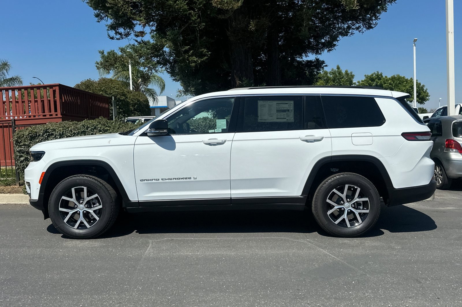 2025 Jeep Grand Cherokee Limited photo 7