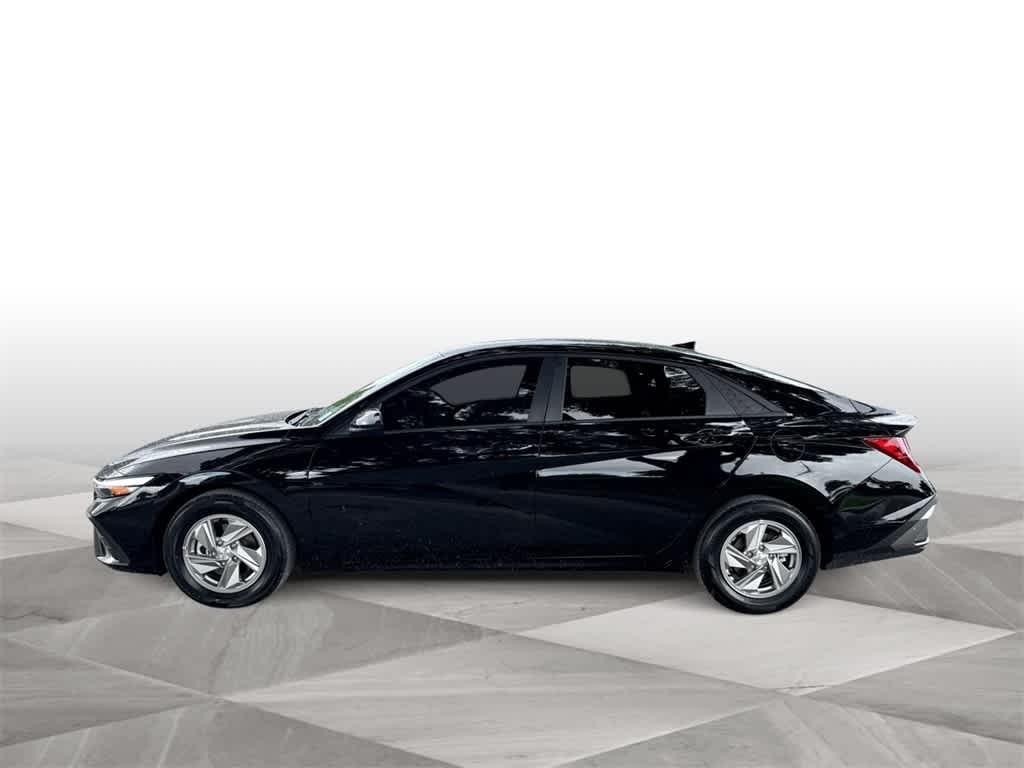 2025 Hyundai Elantra SE photo 4