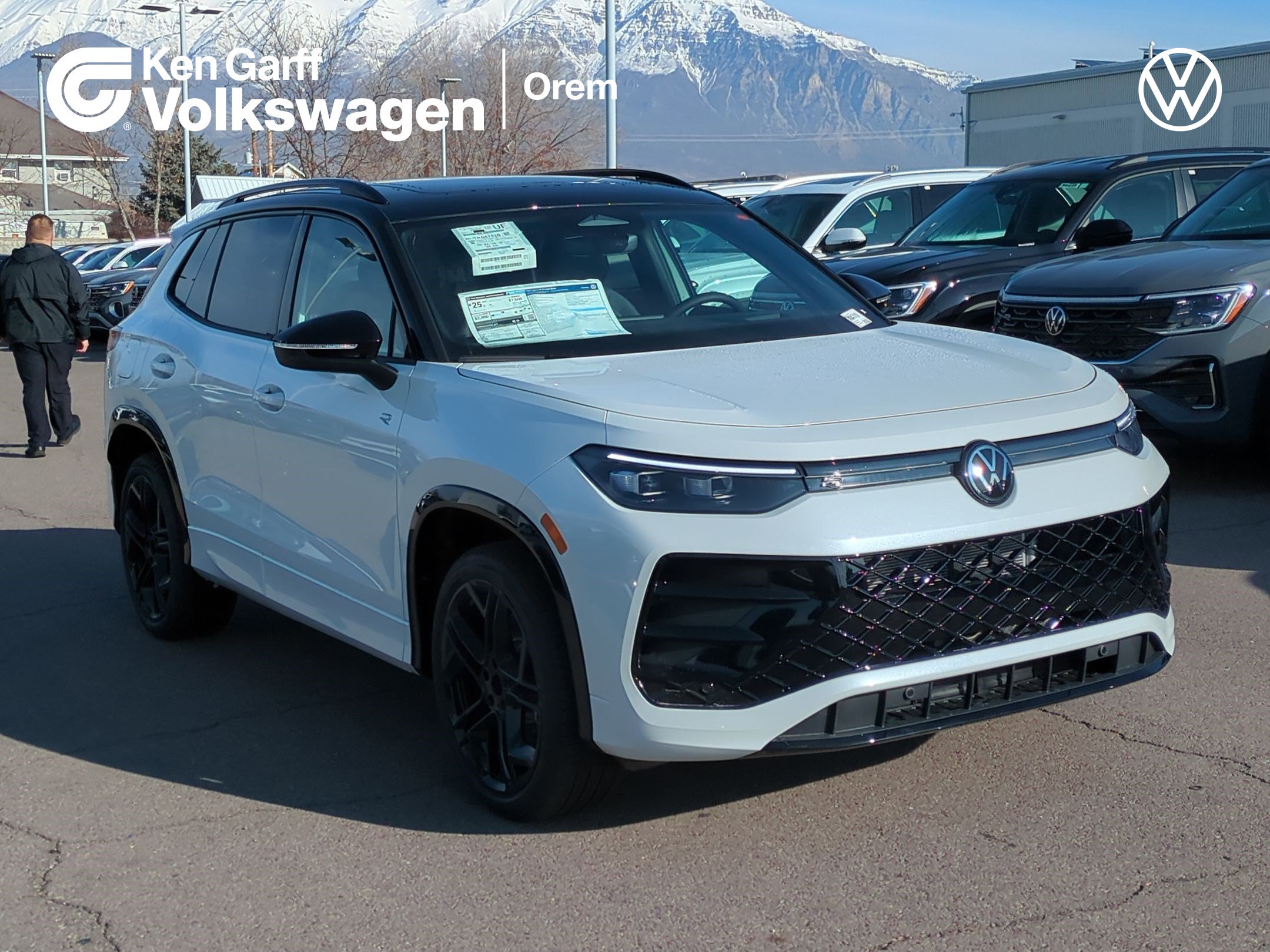 2026 Volkswagen Tiguan SE R-Line Black's photo