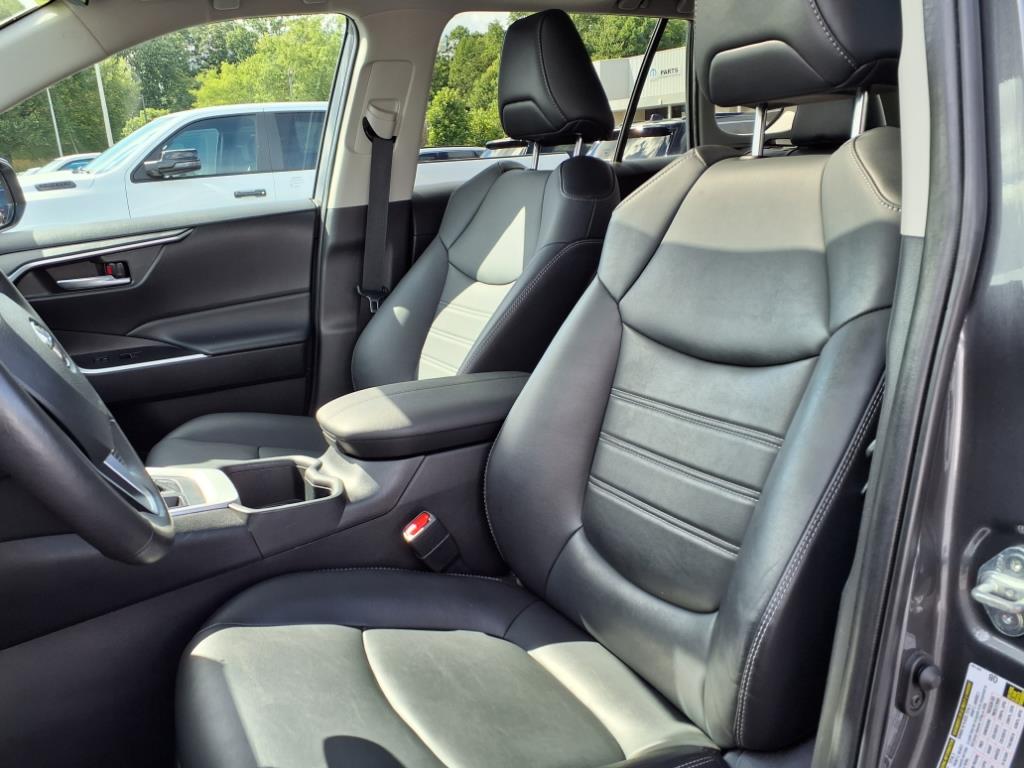 2023 Toyota RAV4 XLE Premium photo 3