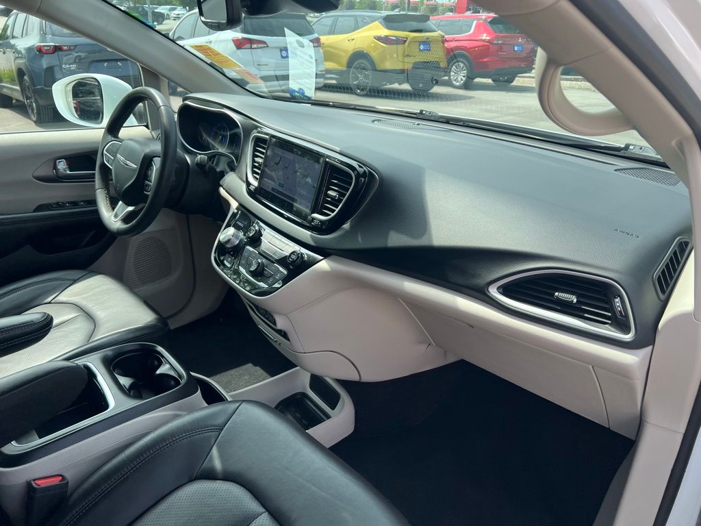 2022 Chrysler Pacifica Touring L photo 23