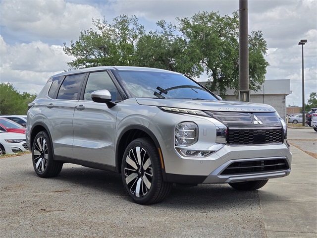 2025 Mitsubishi Outlander SE's photo