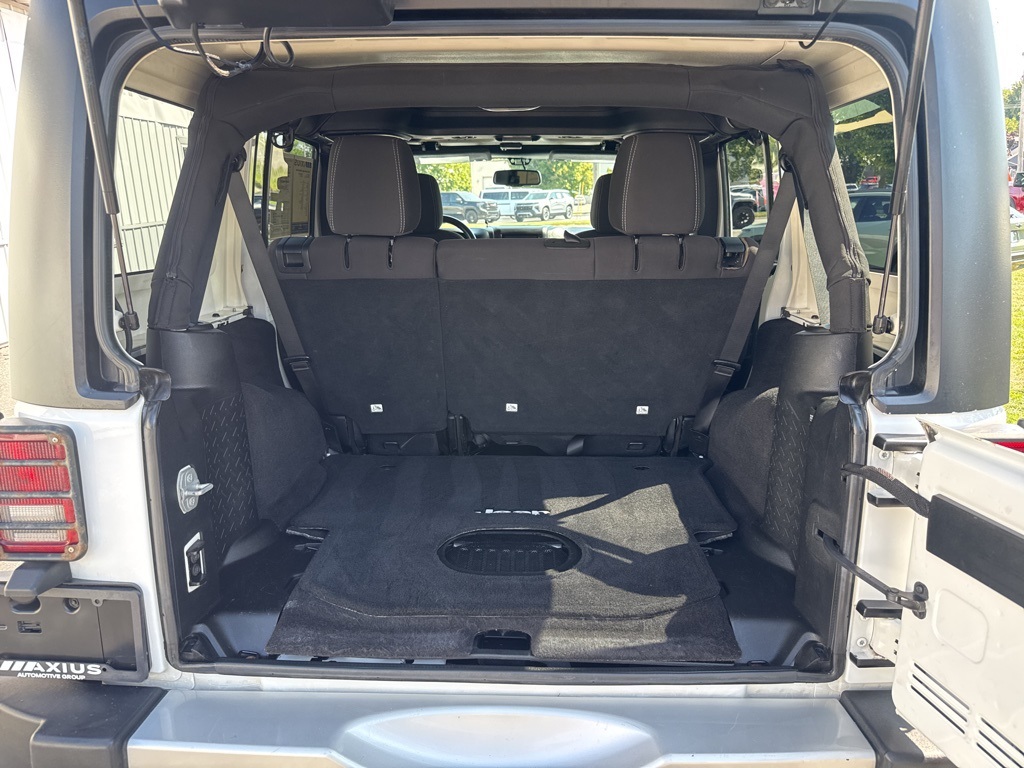 2015 Jeep Wrangler Unlimited Sahara photo 15