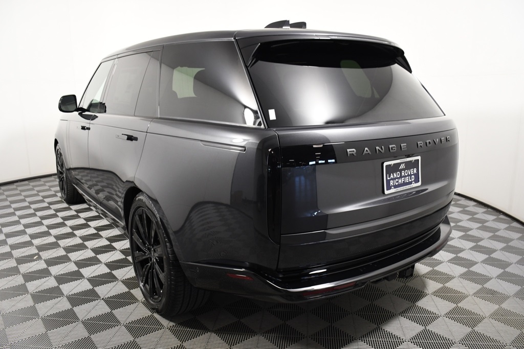 2025 Land Rover Range Rover SE photo 3
