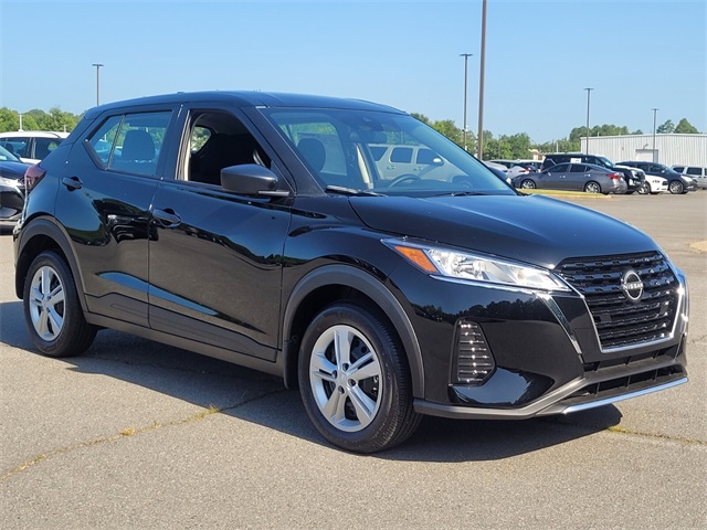 2025 Nissan Kicks Play S photo 2