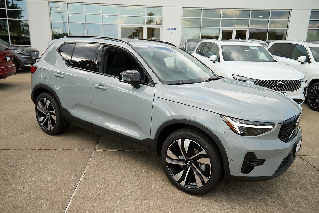 2025 VOLVO XC40 - Image 3