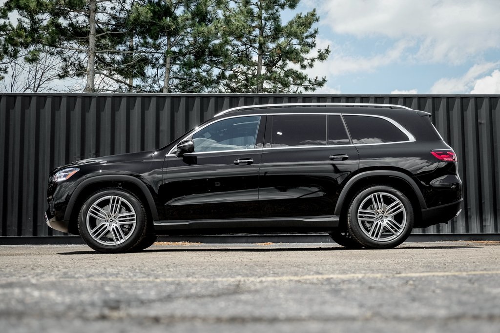 2025 Mercedes Benz GLS 450 4MATIC photo 2