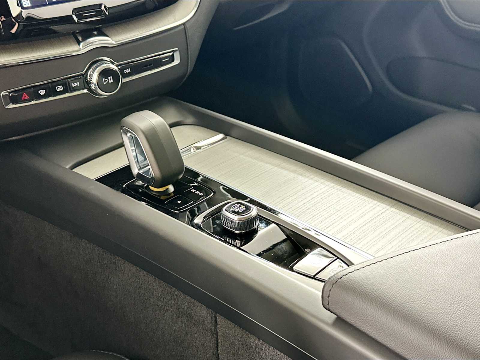 2025 Volvo XC60 T8 Plus photo 15