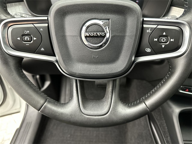 2019 Volvo XC40 Momentum photo 4