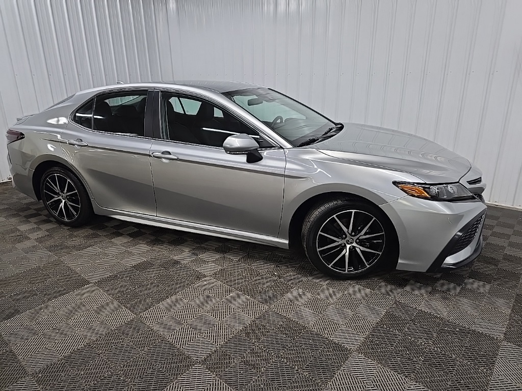 2023 Toyota Camry SE's photo